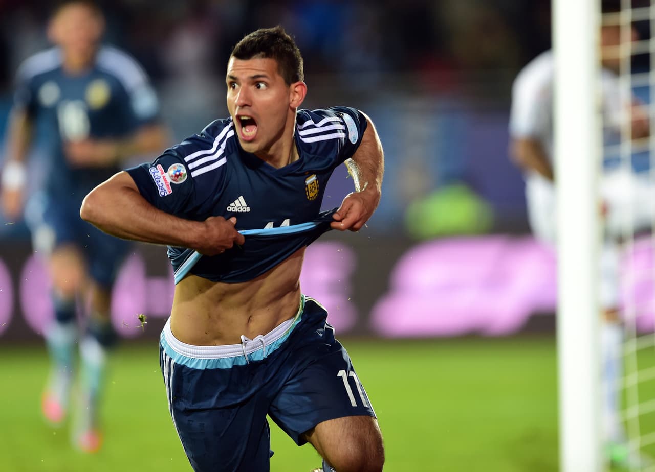Agüero sufre traumatismo en el hombro pero entrena al parejo con Argentina