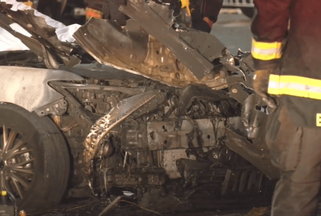 A unos metros de distancia había una camioneta con daños importantes en la parte delantera. La policía dijo que el conductor de la camioneta fue trasladado a un hospital.
