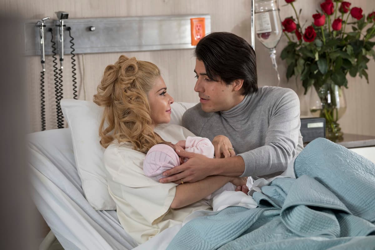 En ‘Silvia Pinal, frente a ti’, se muestra la relación de la actriz con
<b>Enrique Guzmán</b>, cuyo nombre fue cambiado por
<b>Felipe Román</b>, interpretado por el actor
<b>Gonzalo Guzmán</b>, debido a que el rockero no autorizó el uso de su nombre. Con el actor y cantante procreó dos hijos: Alejandra y Luis Enrique.