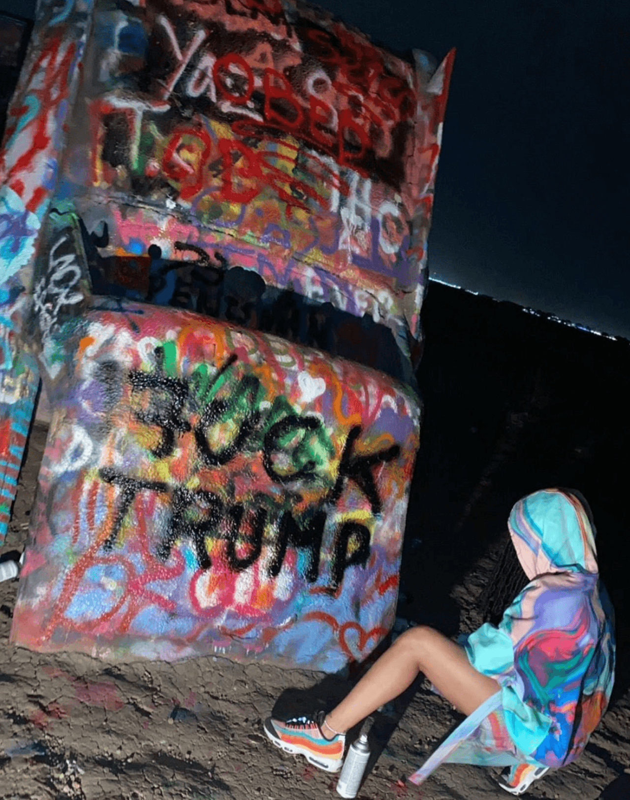 <a href="https://www.instagram.com/p/CD5P4kNHGpn/" target="_blank">La cantante Rihanna publicó en su cuenta de Instagram</a> y
<a href="https://twitter.com/rihanna/status/1294475136968450048" target="_blank">Twitter</a> tres fotografía en el que vestía una sudadera con capucha psicodélica y un par de zapatillas multicolores en lo que parecía ser el Cadillac Ranch en Amarillo, Texas.