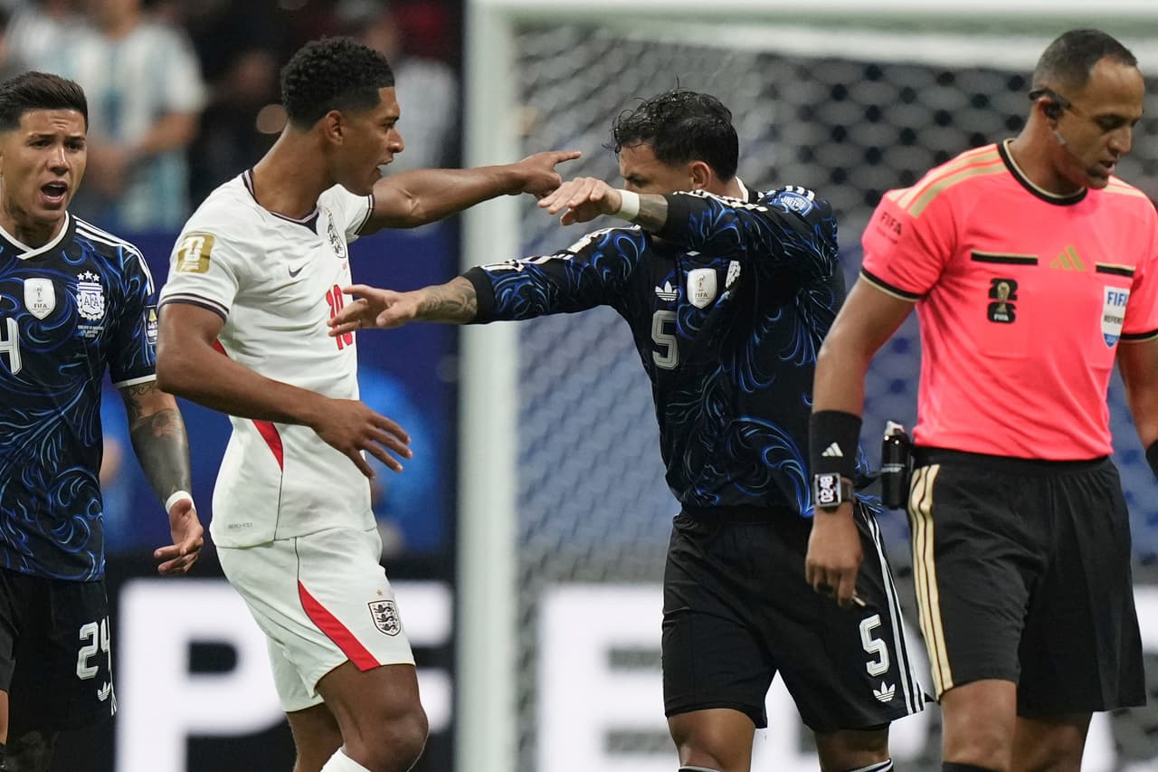 Jude Bellingham y Leandro Paredes discuten con intensidad.