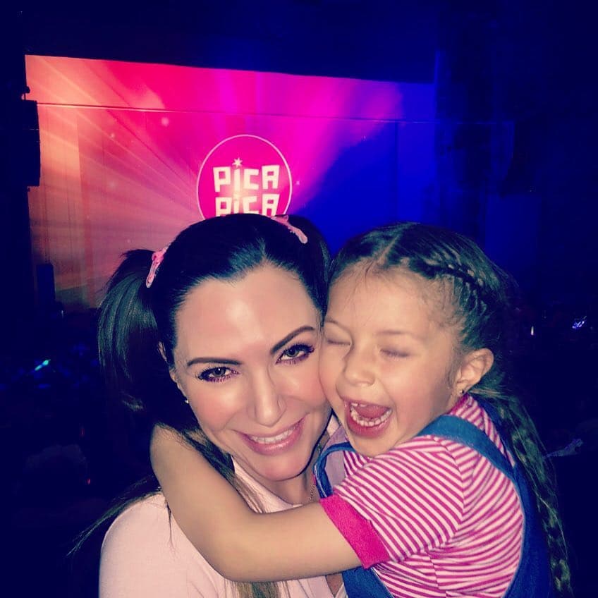 A finales de octubre de 2017 y luego de acreditar que era apto para convivir con su hija,
<a href="https://www.univision.com/entretenimiento/salvador-ibarra-ya-puede-ver-dos-horas-a-la-semana-a-la-hija-que-tuvo-con-martha-julia" target="_blank"> Salvador Ibarra</a> y la pequeña Isabella, quien nació en 2014, lograron reunirse en el centro de convivencia.