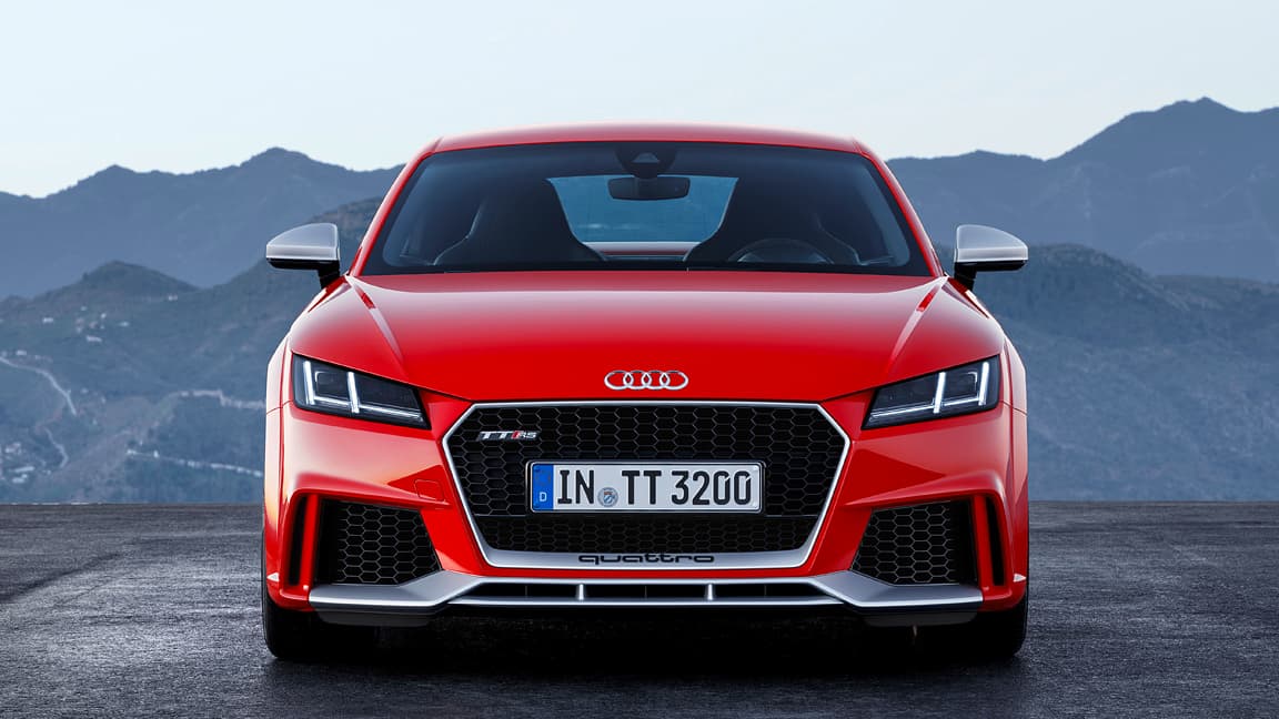 El frontal del nuevo Audi TT RS 2017 despliega el nuevo diseño más angular adoptado por la casa de Ingolstadt.