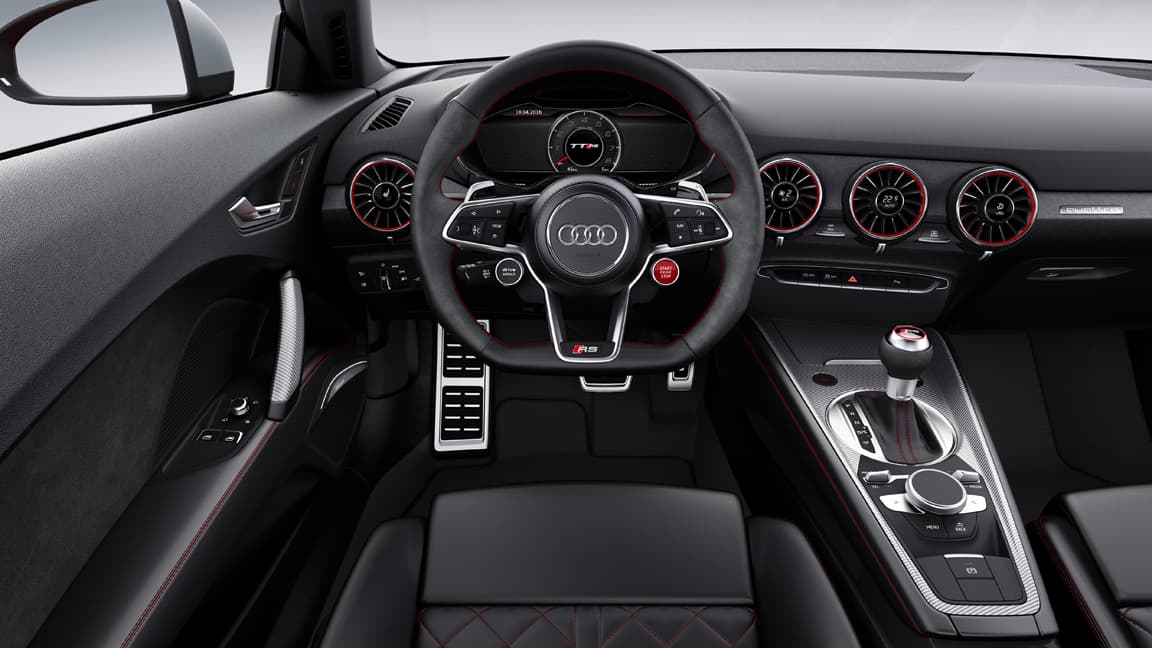 El tablero de controles e instrumentos del Audi TT RS convertible 2017 cuenta con ciertos toques de estilo que lo separan de la versión coupe (en la imagen anterior)