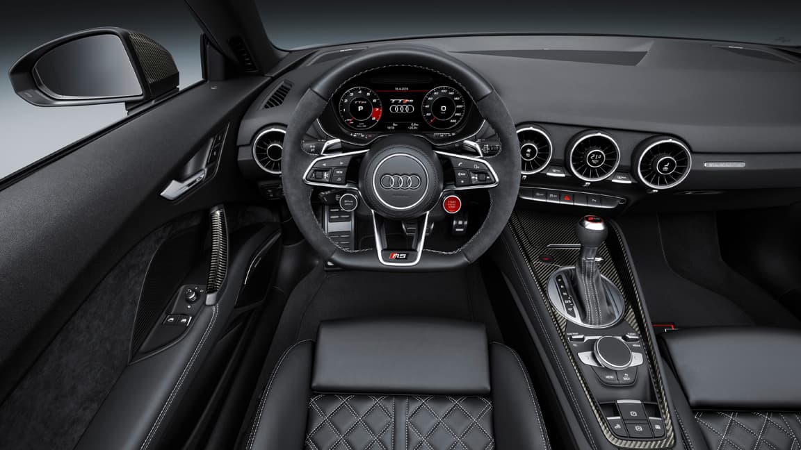 La cabina del Audi TT RS 2017 no sólo cuenta con los celebrados instrumentos virtuales de Audi sino que también cuenta con una pantalla especial RS que muestra presión de los neumáticos y fuerza centrífuga.