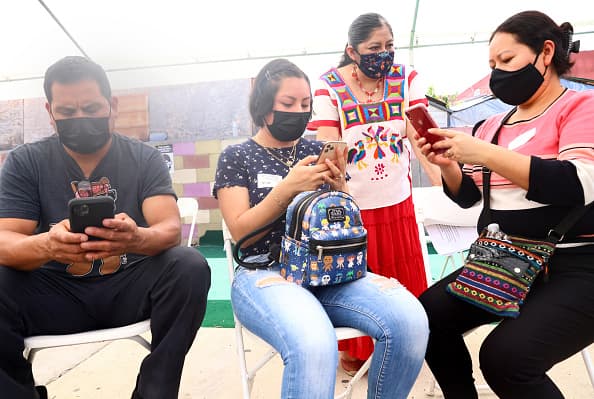 Crean tarjeta prepagada con dinero para afectados por el coronavirus en Santa Ana