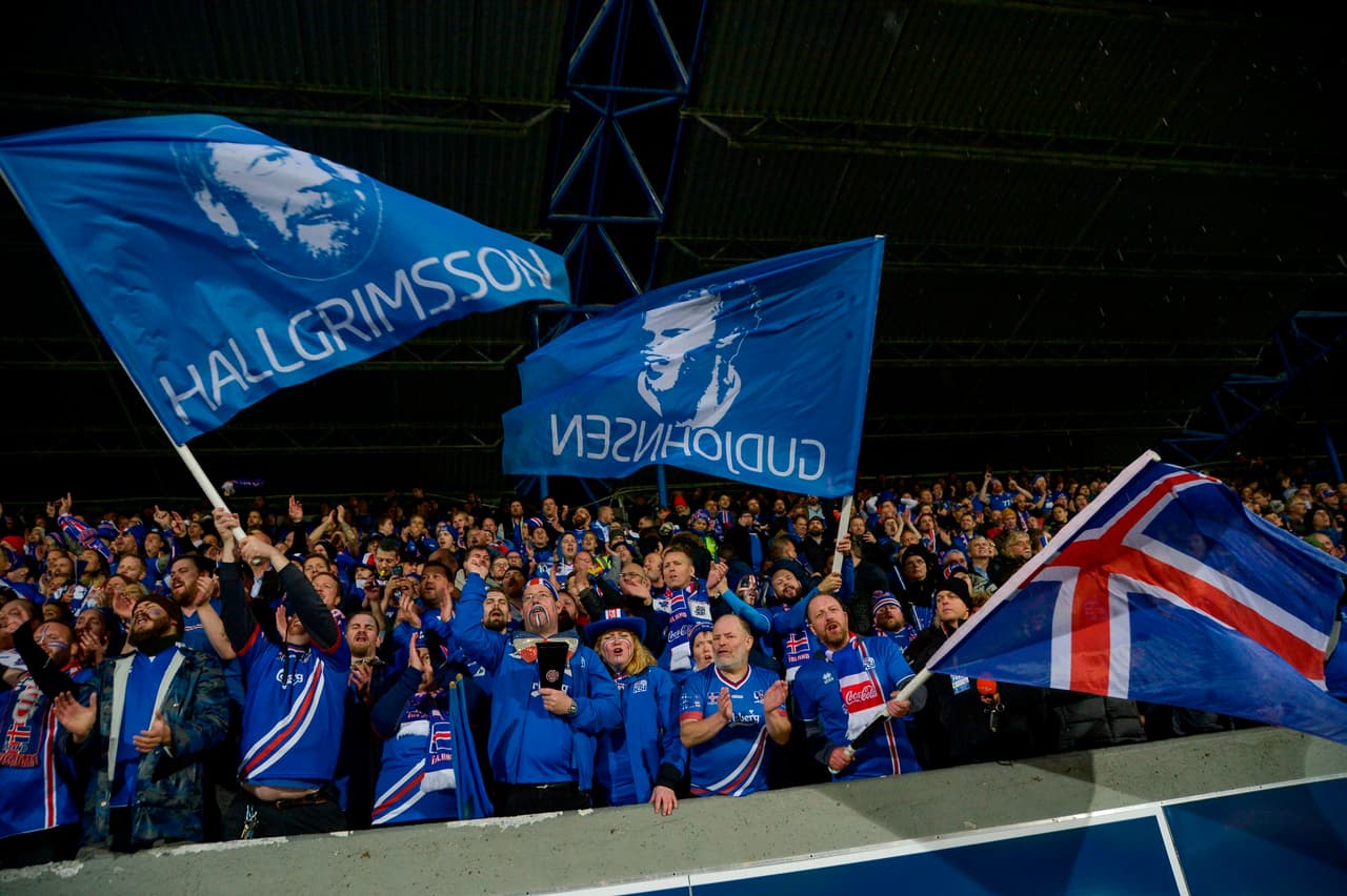 Los seguidores siempre recuerdan a los que han marcado el camino a la gloria de su fútbol por medio de banderas alusivas.