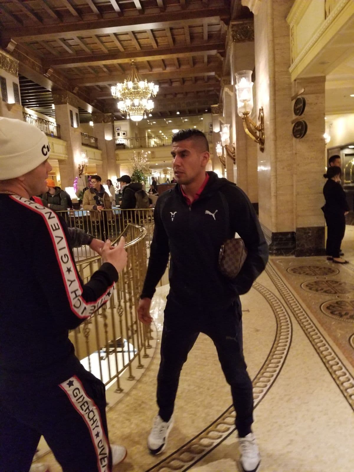 Fanáticos llegaron al sitio donde Chivas de Guadalajara se hospeda para apoyar a los jugadores previo al partido de ida de la final contra Toronto FC en la Liga de Campeones de Concacaf.