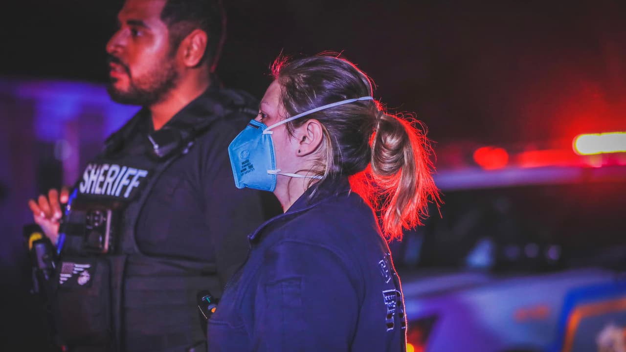 Una vez que los agentes llegaron, encontraron a dos hombres, de unos 20 años, muertos con heridas de bala.