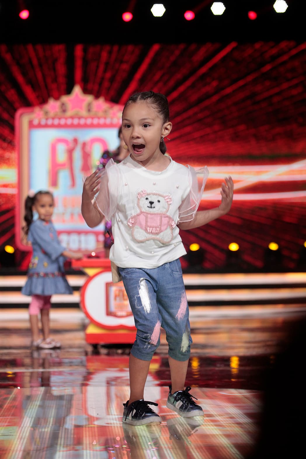 Finalmente Sarilú cerró con broche de oro, pues Galilea les pidió a las pequeñas que cantaran un tema de Maluma. La niña de Mérida bailó y cantó al ritmo de "Felices los cuatro", lo que dejó "patidifusa" a Lucero, quien no se fue del escenario sin escuchar una de las famosas "bombas" de la pequeña.