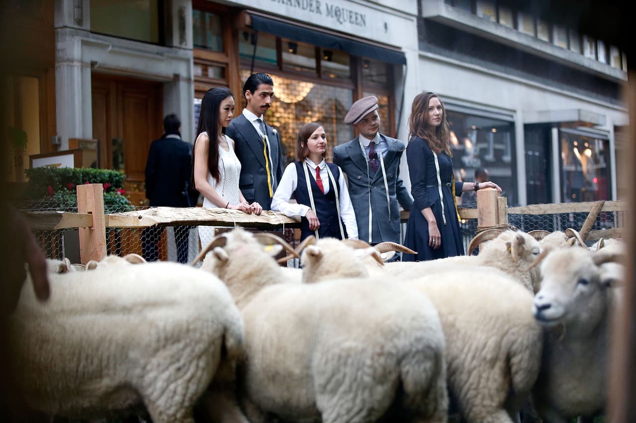 Ellas se lucen en las calles de Londres, Inglaterra.