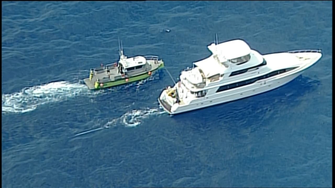 Miembros del Departamento de Bomberos de Miami Dade recogen a las tres personas que se accidentaron en la avioneta.
