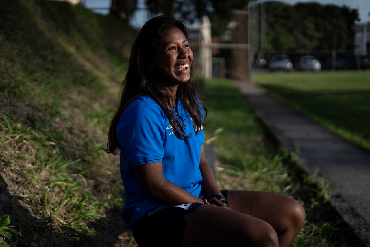 Victoria Meza es titular de la selección., una pieza fundamental en el medio campo. Sonríe durante una entrevista realizada en la sede de la Federación Salvadoreña de Fútbol (Fesfut), en San Salvador, en julio de 2023.