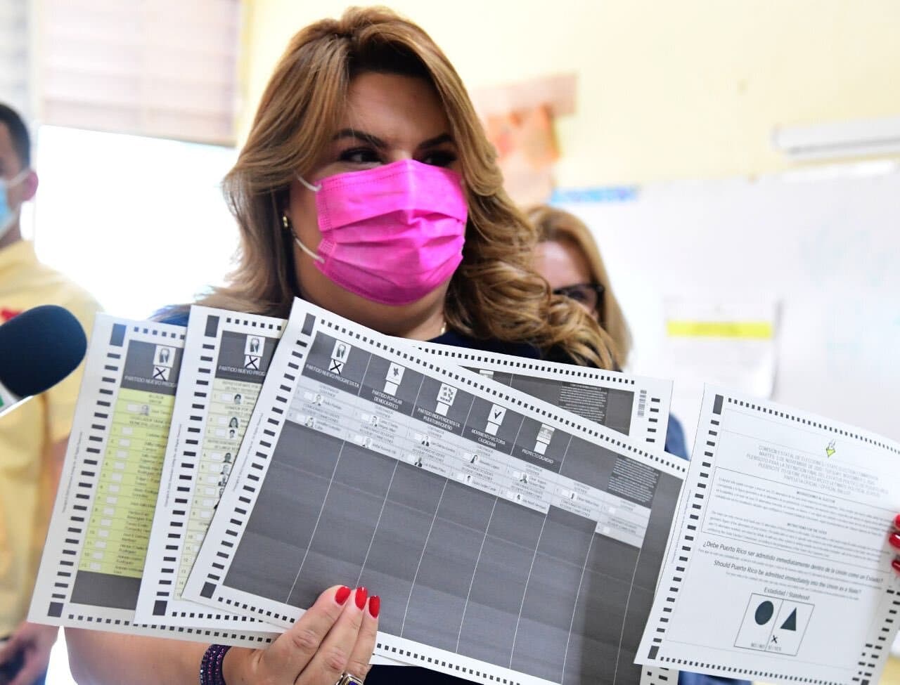 La candidata a la comisaría residente en Washington del
<a href="https://www.univision.com/temas/partido-nuevo-progresista-pnp">Partido Nuevo Progresista (PNP)</a>,
<b>Jenniffer González Colón</b>, votó hoy en una escuela de Carolina, íntegro en las tres papeletas y votó a favor de la estadidad en la boleta del plebiscito.