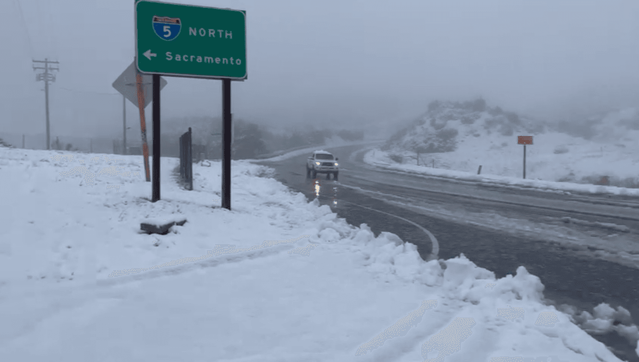Las vías permanecerán cerradas hasta nuevo aviso desde Grapevine Rd y NB I-5 en Parker Rd en Castaic, de acuerdo con un aviso de CHP Fort Tejon y el Distrito 7 de Caltrans.