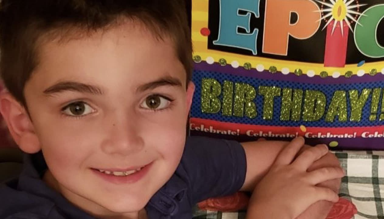 Thomas Valva, de 8 años, fue encontrado sin vida en la entrada de la casa de su padre.