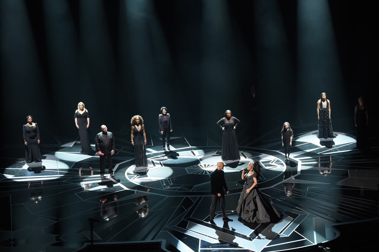 Al final de la presentación musical, el chef levantó la bandera puertorriqueña, mostró su apoyo y señaló que la isla sigue necesitando ayuda para su total recuperación.
<br>