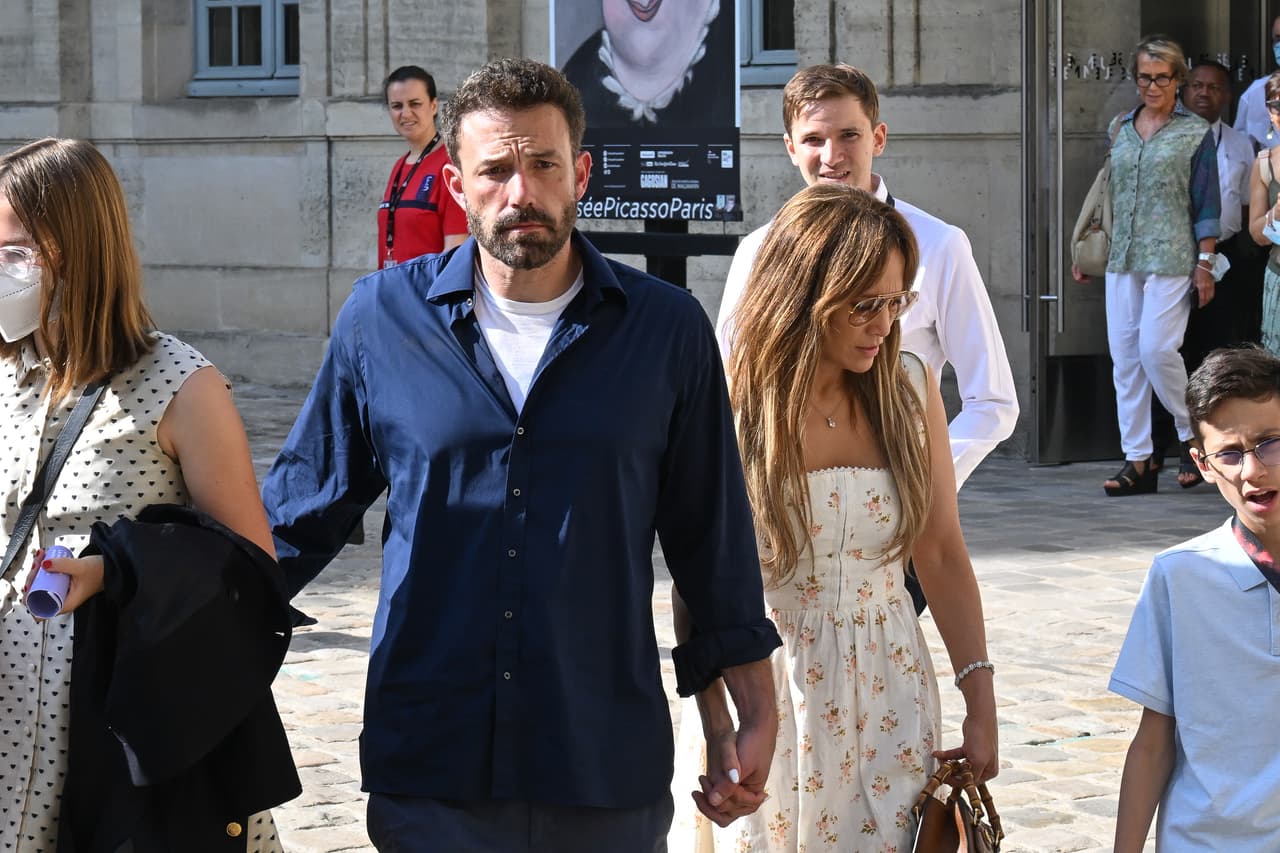 El 'outfit' lo completó con unos zapatos de gamuza marrón de YSL. Ya no están a la venta a través de la marca, pero en internet se pueden conseguir en
<b>325 dólares.</b>
<br>