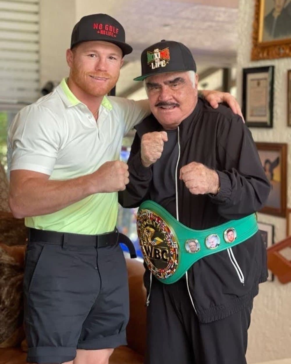 <b>Mauricio Sulaimán: </b>En paz descanse Vicente Fernández uno de los grandes de México. Gran aficionado al boxeo, aquí con @Canelo @Jcchavez115 y @carloszarateser #vicentefernandez