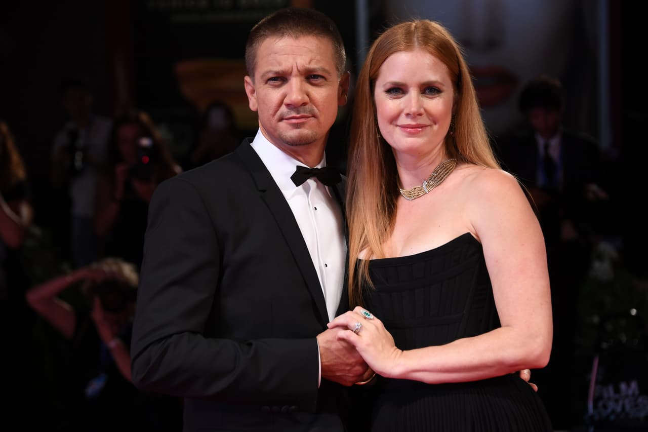 Jeremy y Amy, tomaditos de la mano, estrenaron en Venecia su cinta 'Arrival'.