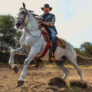 Los responsables de su pasión por estos animales y por cabalgar fueron su abuelo,
<b>don</b>
<b>Antonio Aguilar</b>, y su padre,
<b>Pepe Aguilar </b>(en esta foto), con quien actualmente realiza el tour 'Jaripeo sin fronteras'.