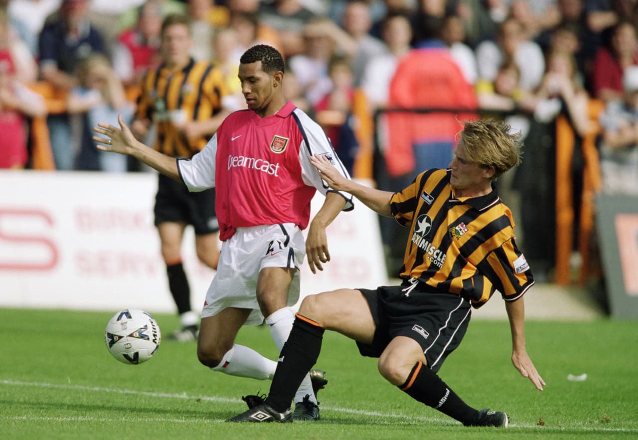 El volante debutó con Arsenal a los 16 años el 30 de noviembre de 1999 en un partido de la Copa de la Liga. Incluso, en su debut en Premier League, hizo triplete.