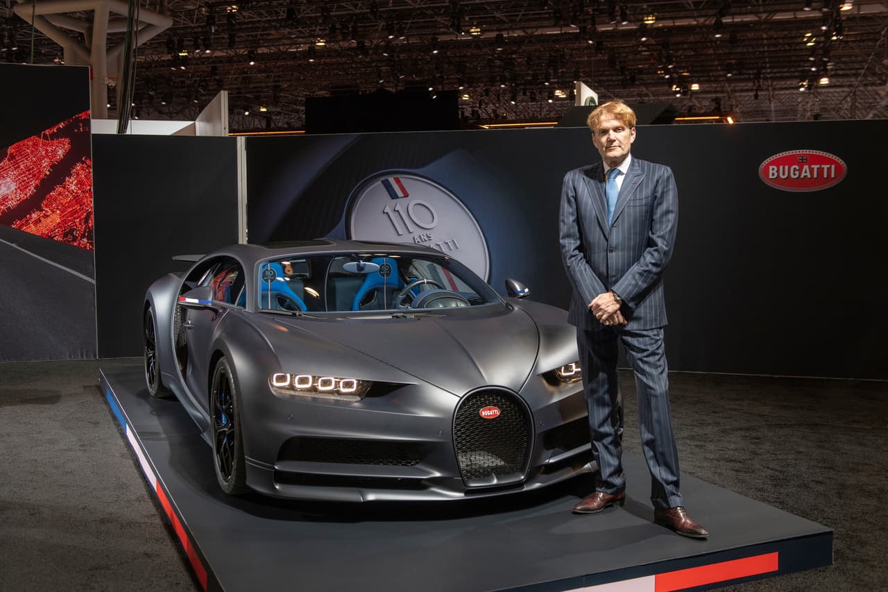 Aunque a simple vista es difícil de percatarse, esta edición especial del Chiron también cuenta con una sutil combinación de dos colores en su pintura, ambas azul mate, pero una levemente más clara que la otra. De esta manera, los diseñadores lograron separar visualmente al monocasco del compartimiento del motor.
<br>
<br>
<b>En imagen: </b>Bugatti Chiron Sport ‘110 ans Bugatti’ durante el Auto Show de Nueva York 2019.