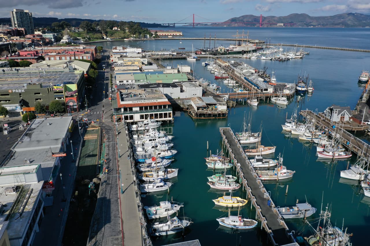<b>Herencia culinaria. </b>Algunos restaurantes como Pompeya y Alioto's, en Fisherman's Wharf, acumulan tres generaciones familiares de experiencia. Cerca del Pier 45 hay una
<a href="https://es.wikipedia.org/wiki/Capilla">capilla</a> en memoria de los "pescadores perdidos" de San Francisco y del Norte de California.