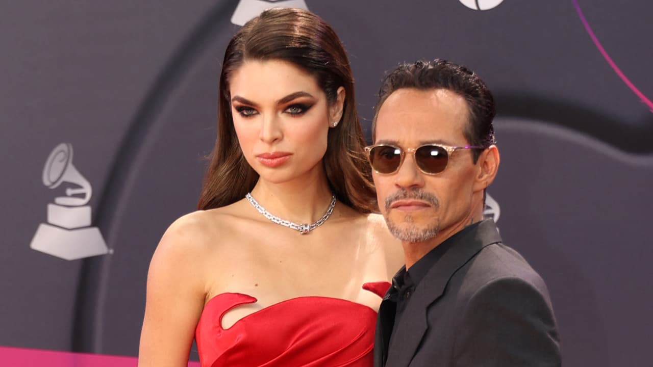 Marc Anthony y Nadia Ferreira en los Latin GRAMMY 2022.