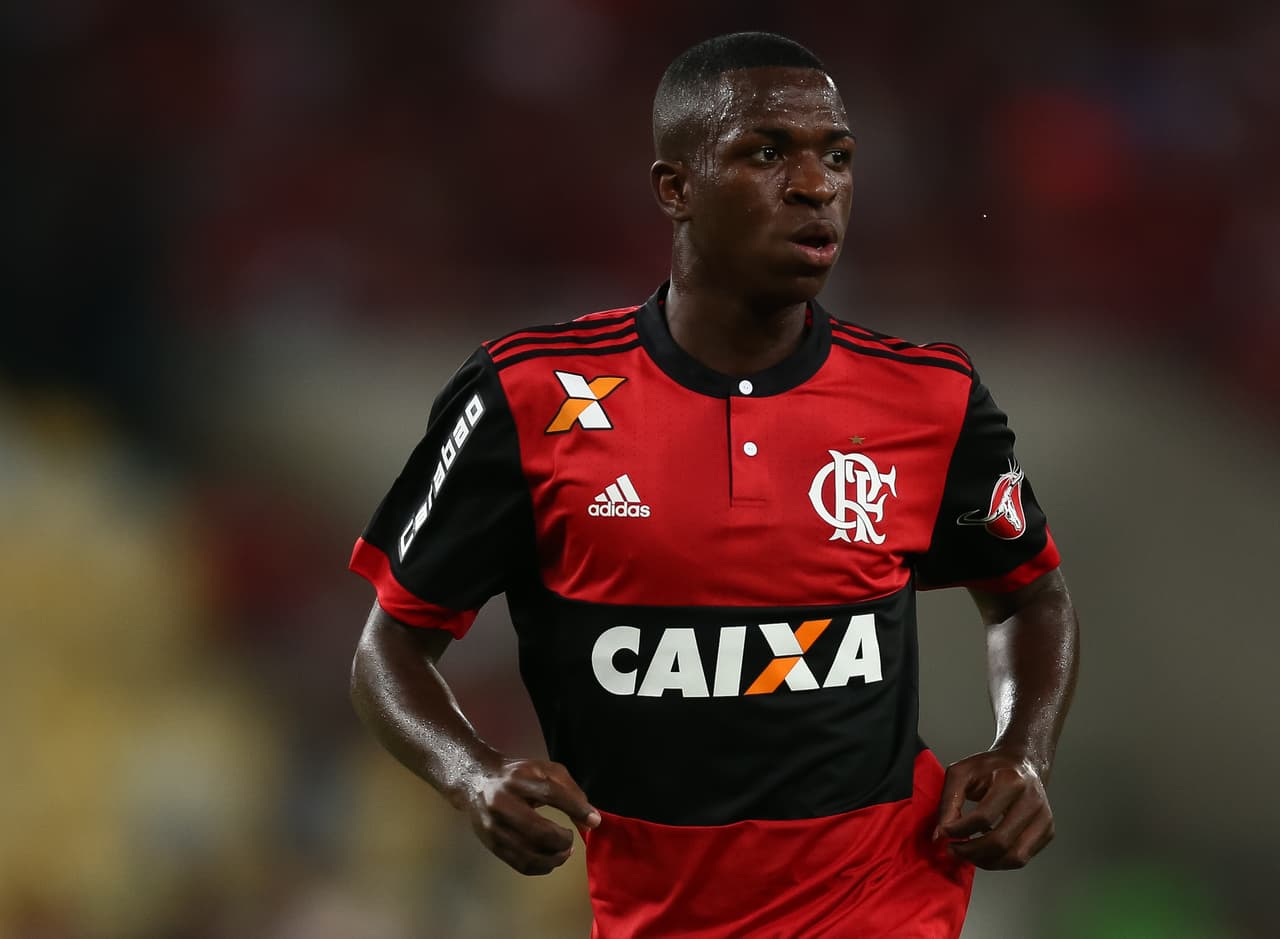RIO DE JANEIRO, BRAZIL - MAY 13: Vinicius Jr. of Flamengo looks on during a match between Flamengo and Atletico MG part of Brasileirao Series A 2017 at Maracana Stadium on May 13, 2017 in Rio de Janeiro, Brazil. (Photo by Buda Mendes/Getty Images)