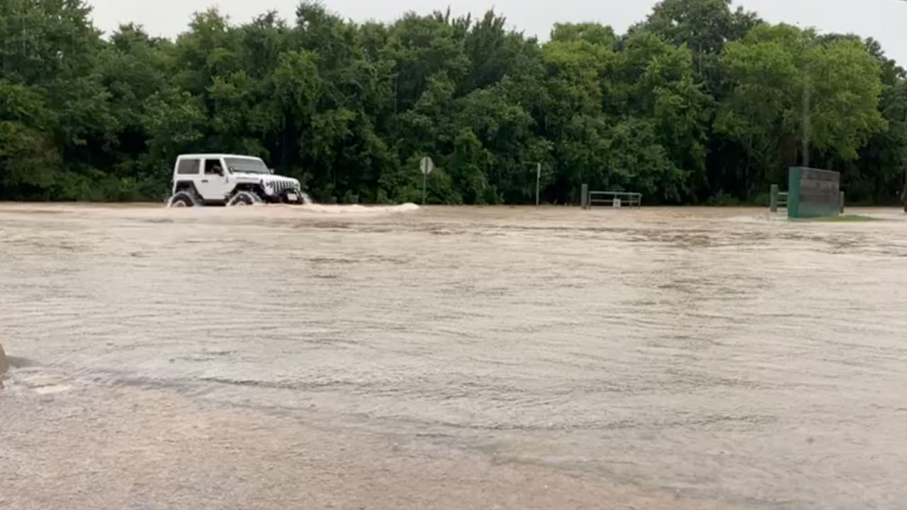 Autoridades piden a los conductores no manejar en zonas donde haya agua acumulada.