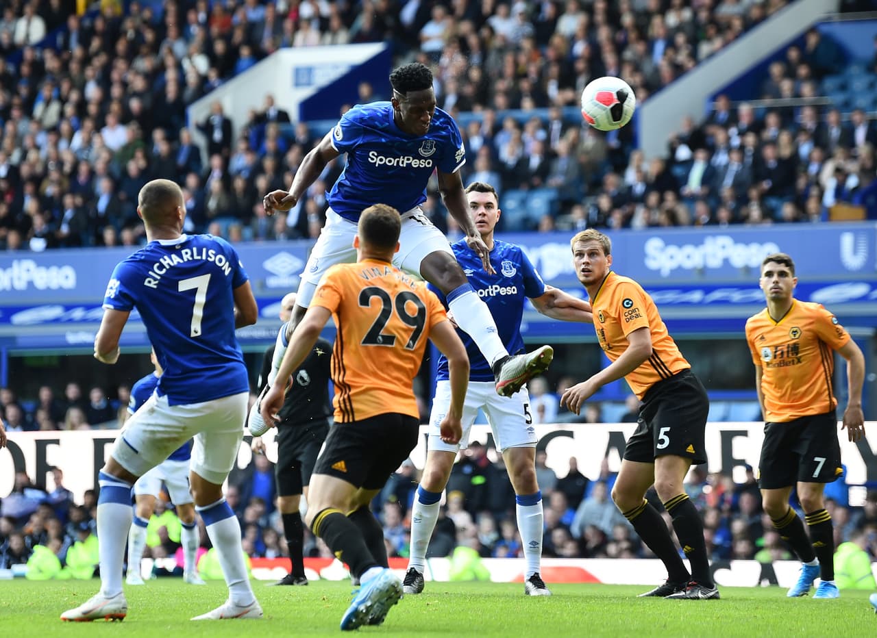 Moise Kean del Everton salta por el balón.