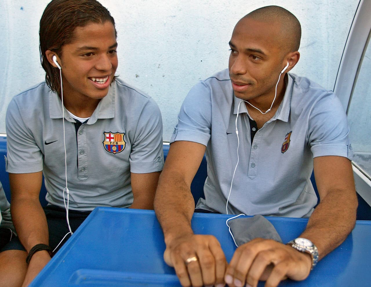 A pesar del buen nivel, la oportunidad de jugar junto a los cracks blaugranas solo le llegó hasta el 2006 en un amistoso y de manera oficial en el 2007.