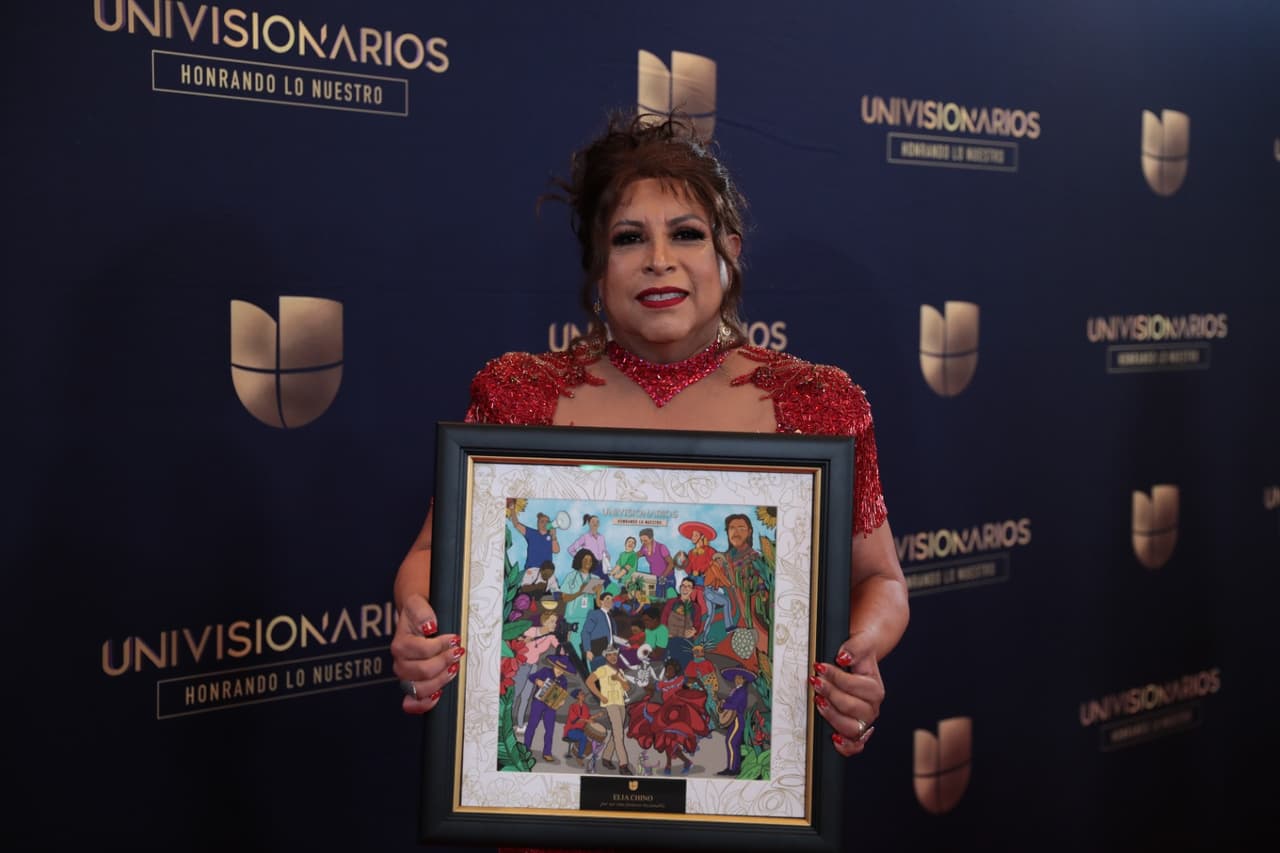Elia Chinó, una mujer trans de origen mexicano, creó en 1994 la Fundación Latinoamericana de Acción Social (FLAS), que brinda servicios de salud a la comunidad latina en Houston.
<br>
<br>Ella le dedicó el reconocimiento a sus "padres, que están en el cielo, y a la comunidad LGBTQ", dijo Elia Chinó cuando recibió el homenaje.