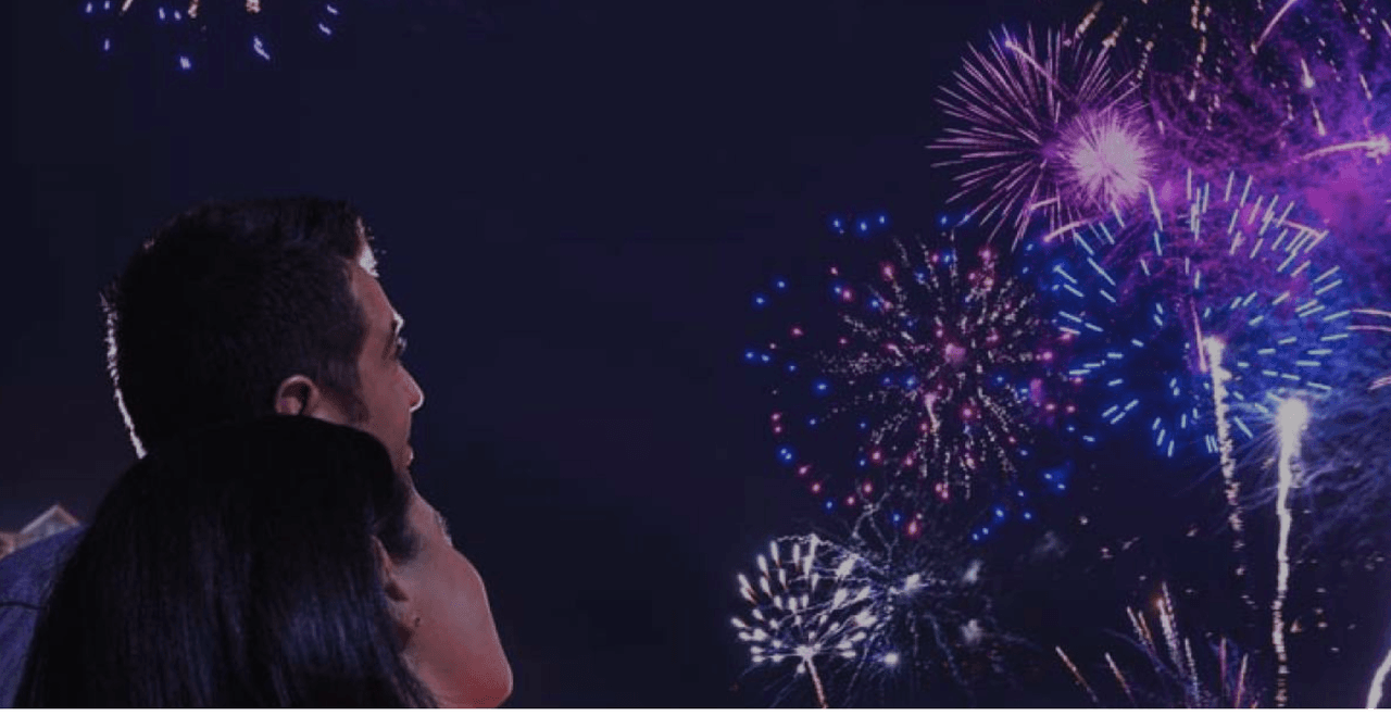 Por su parte,
<b><a href="https://www.univision.com/local/chicago-wgbo/sera-epico-regresan-las-convenciones-a-chicago-y-hay-expectativa-a-pocos-dias-de-la-reapertura-total-video">Navy Pier</a></b> no estará presentando sus juegos pirotécnicos. Sin embargo, la alcaldesa anunció que el 3 de julio estarán en el "Lakefront" de la Ciudad. Los fuegos artificiales deslumbrarán los rascacielos de Chicago, comenzando a las 9:30 PM. Bandas sonoras con música popular acompañarán el deslumbrante espectáculo que se puede observer sin ningún costo desde muchos lugares de la ciudad.