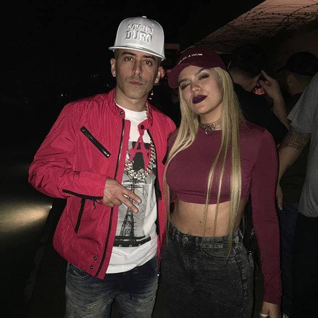 Karol G sí que sabe con quién juntarse y aquí la vemos con Yandel.