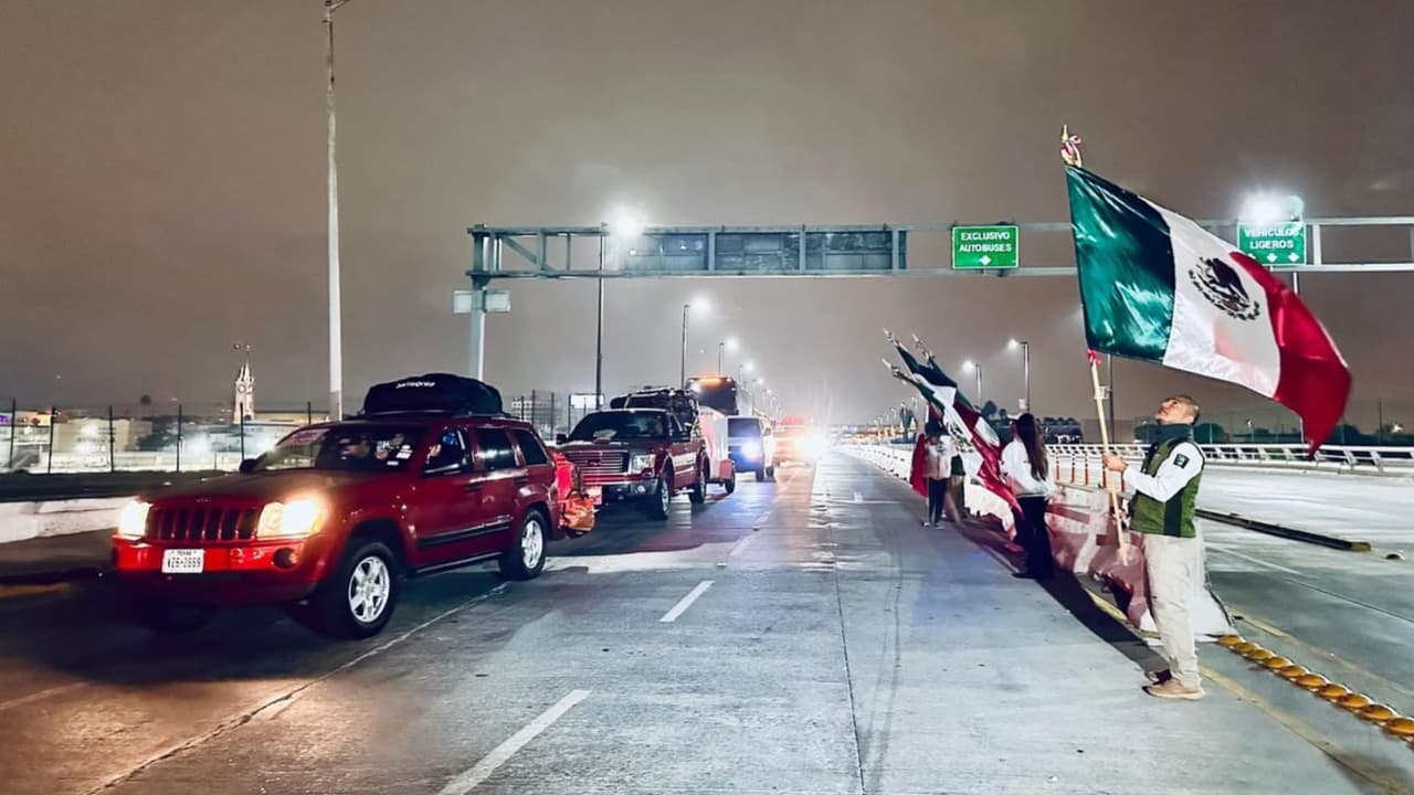 La madrugada de este miércoles inició el cruce de la
<b>Caravana Migrante 2025</b>, un operativo que cada diciembre acompaña el regreso seguro de miles de familias mexicanas desde Estados Unidos hacia su país de origen. La salida comenzó puntualmente a las
<b>4:00 de la mañana</b> desde Laredo, Texas.