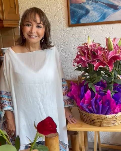 Aunque asegura que nunca superará la
<a href="https://www.univision.com/famosos/de-luto-la-chilindrina-muere-gabriel-fernandez-su-unico-esposo-durante-48-anos-fotos">muerte de su esposo, el locutor Gabriel Fernández</a>, con quien estuvo casada 48 años, la comediante desea encontrar a un hombre con quien compartir la vida.
<br>