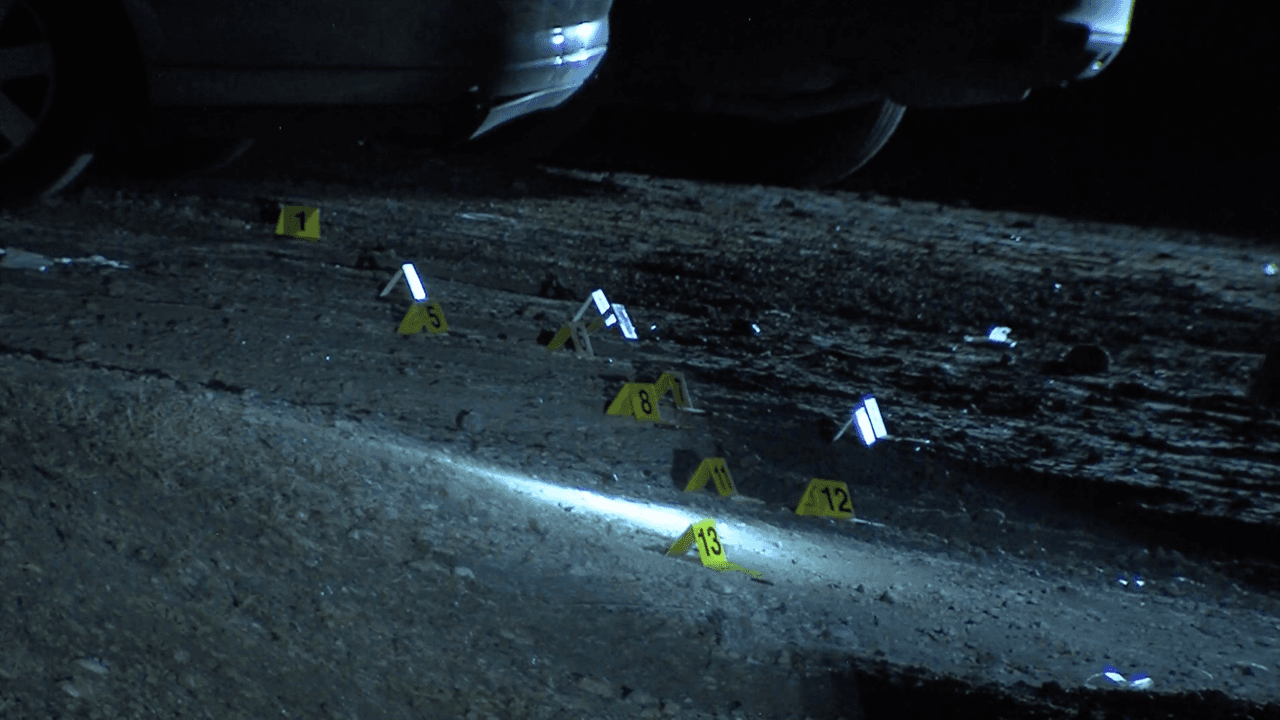 Mujer dispara a hombre durante altercado, pero balea por accidente a inocente