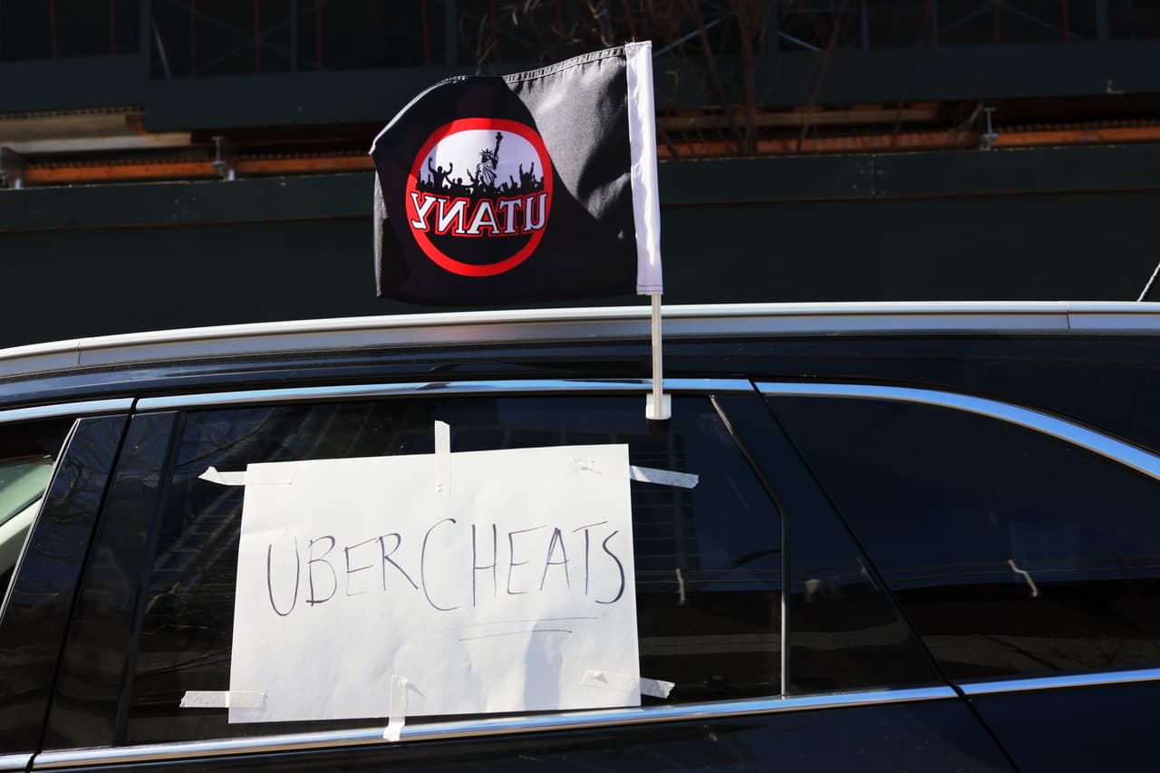 Decenas de conductores de aplicación participaron en esta caravana.
<br>