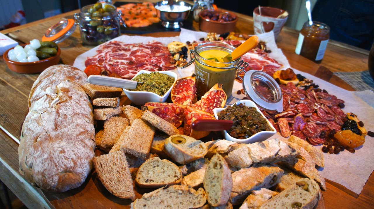 <b>Huye al ‘recalentado’.</b> Por más tentador que te parezca y te haya encantado lo que cenaste la noche anterior, evita, en medida de lo posible, desayunar los sobrantes de la cena, pues suelen ser alimentos muy altos en grasas y carbohidratos y eso es justamente lo que tu cuerpo menos necesita al despertar.