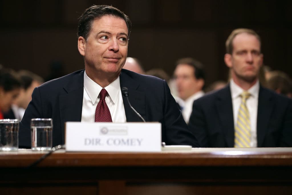 Rodeado de polémica estuvo también el
<b>despido del director del FBI, James Comey,</b> cuando investigaba los posibles contactos entre la campaña de Trump y la inteligencia rusa para interferir en las elecciones. Su despido estuvo seguido de una esperada
<b><a href="http://www.univision.com/noticias/politica/comey-afirma-que-fue-despedido-para-cambiar-la-marcha-de-la-investigacion-del-rusiagate" target="_blank">comparecencia ante el Congreso</a></b> en la que manifestó su desconfianza en el presidente. Comey reveló que, temeroso de que Trump pudiera mentir sobre los encuentros que tuvieron, decidió llevar un registro preventivo de sus conversaciones.
<b>Estuvo al frente del buró desde 2013 pero solo duró 110 días durante la administración de Trump</b>.