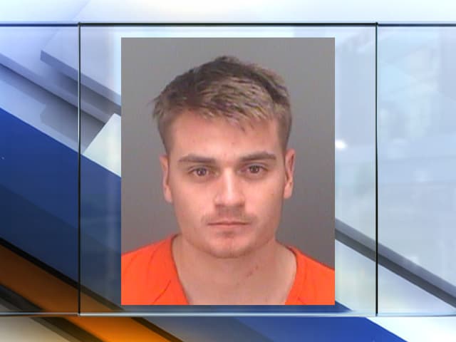 El viernes pasado fue arrestado tras una extraña y sangrienta matanza, cuando uno de sus tres compañeros de cuarto neonazis.