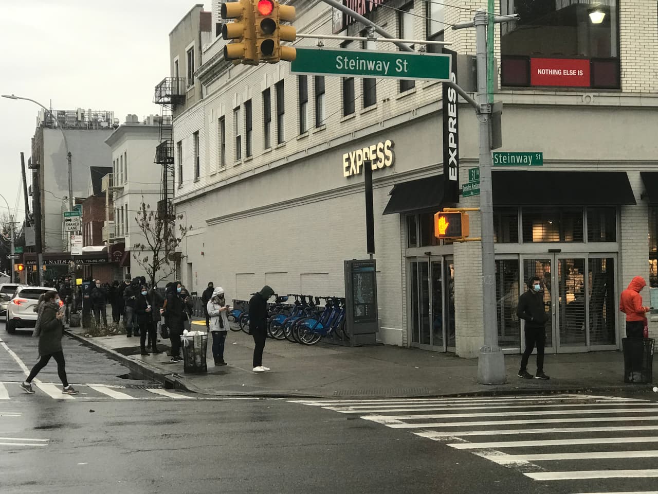 Autoridades de Nueva York siguen pidiendo a los neoyorquinos no viajar para la celebración del
<a href="https://www.univision.com/temas/thanksgiving">Día de Acción de Gracias</a>, a medida que la ciudad está cada día más cerca de convertirse en una zona naranja. Esta foto fue tomada en Queens.