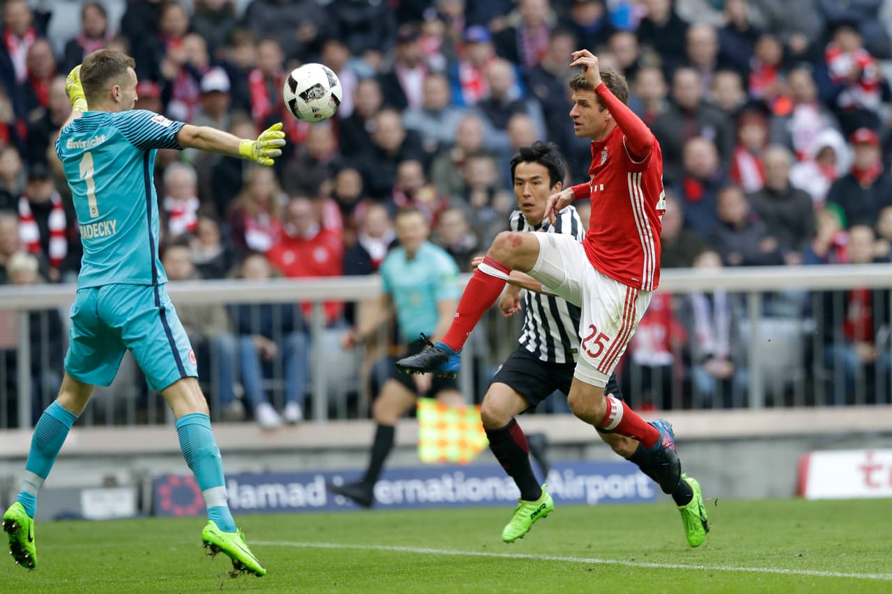 Makoto Hasebe (Frankfurt) perdió este duelo con Müller quien definió por encima del portero, pero no fue gol.