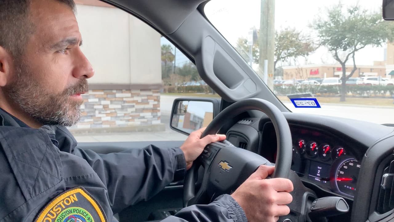 “Hay que conducir con las dos manos al volante para un buen manejo y maniobrar mejor el carro porque muchos conductores ‘se relajan’ y conducen con una sola mano y eso no es seguro”, dijo el
<a href="https://www.univision.com/local/houston-kxln/consejos-seguridad-furia-volante" target="_blank">oficial Jesús Robles,</a> del Departamento de Policía de Houston (HPD).