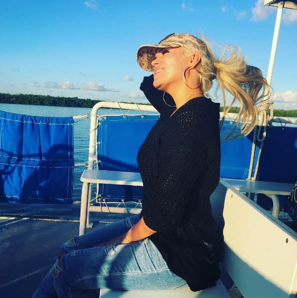 Una cola de caballo con aspecto despeinado y divertido nunca falla y más si paseas al aire libre.