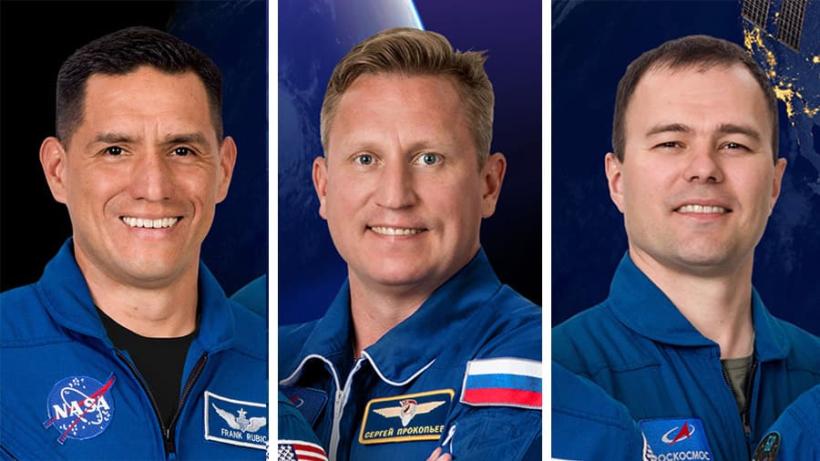 En esta imagen aparecen el astronauta de la NASA Frank Rubio y los cosmonautas de Roscosmos Sergey Prokopyev y Dmitri Petelin.
