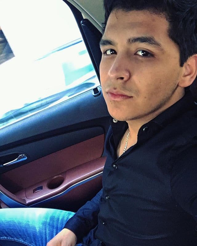 <b>Christian Nodal </b>nació en Sonora, México. Entre muchos otros reconocimientos, el año pasado
<b><a href="https://www.univision.com/especiales/latin-grammy/ganadores-del-latin-grammy-2018-lista-completa-foto-a-foto-fotos">ganó su primer Latin GRAMMY</a></b> a la Mejor canción de regional mexicano con 'Probablemente'. Adem´ás, este 2019 obtuvo el
<b><a href="https://www.univision.com/shows/premio-lo-nuestro/christian-nodal-se-llevo-su-primer-premio-lo-nuestro-y-todavia-no-se-lo-cree-video">Premio Lo Nuestro</a></b> en la categoría de Artista del Año de regional mexicano.