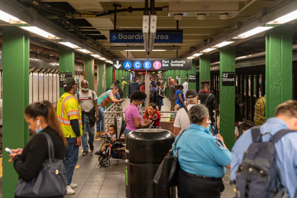 Gente espera el tren en Times Square durante la hora pico el primer día de la reapertura después del cierre por la pandemia.